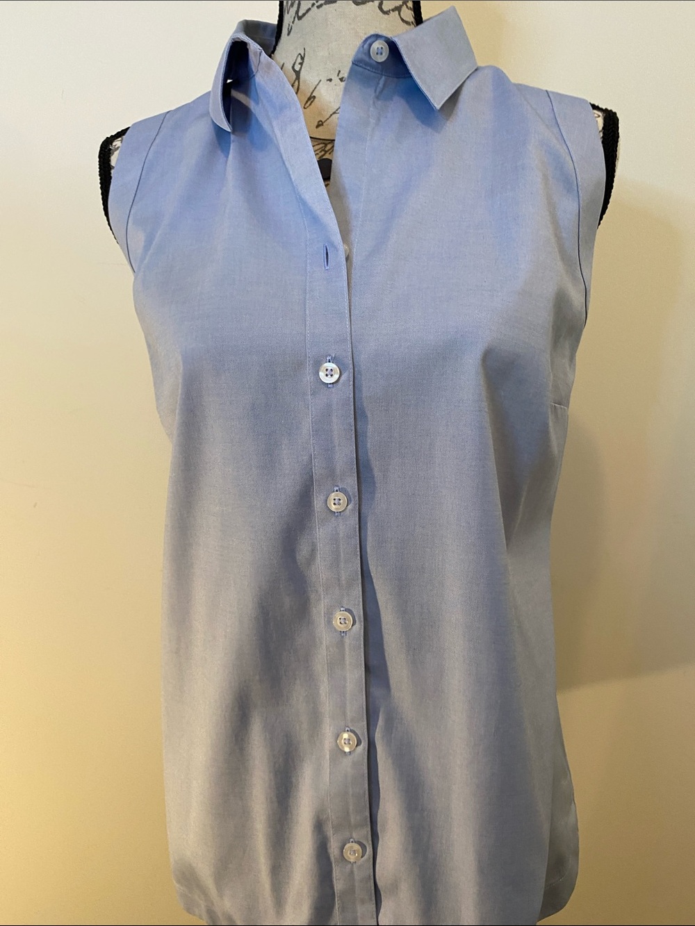 Chico’s No Iron Sleeveless button down Shirt Chicos size 2